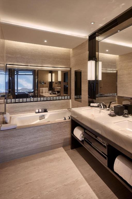 Victoria, Grand, Club, Guest Room, King Bed, Harbour View, Club Lounge Access, Large