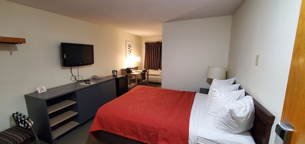 Pictured Rocks Inn & Suites 30/70