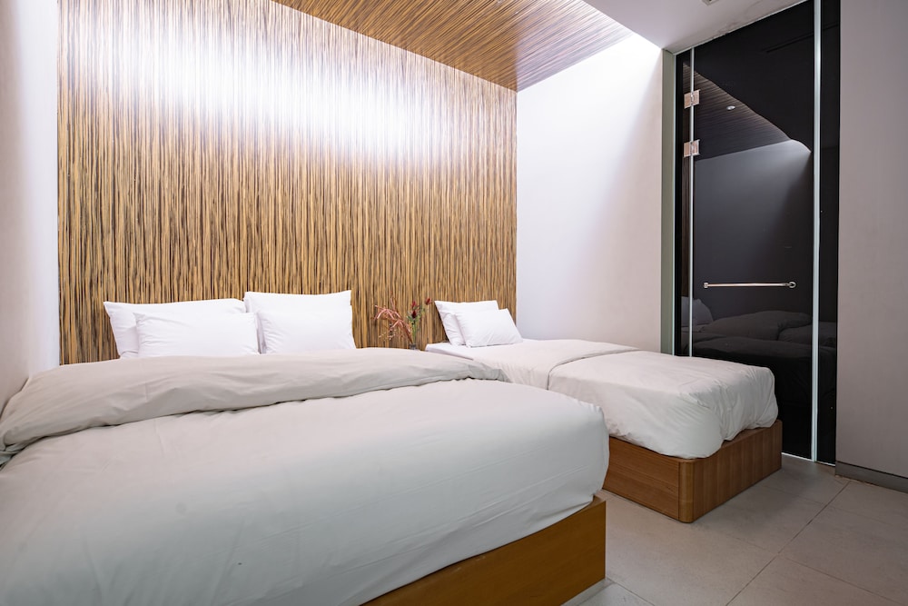 Hotel The Designers Hongdae 24/80