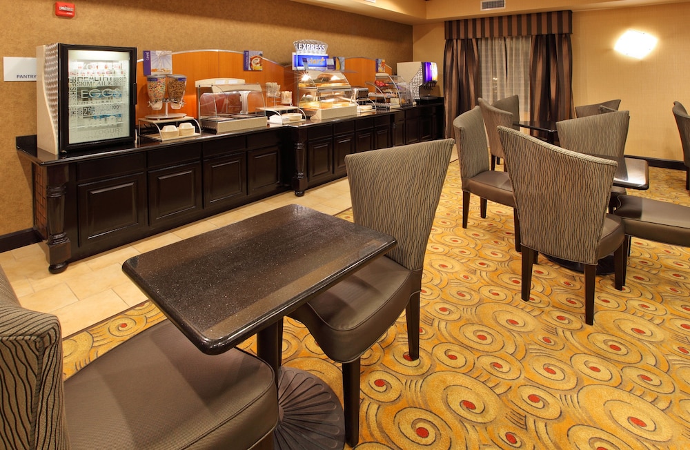 Holiday Inn Express Hotel & Suites Texarkana East 48/54
