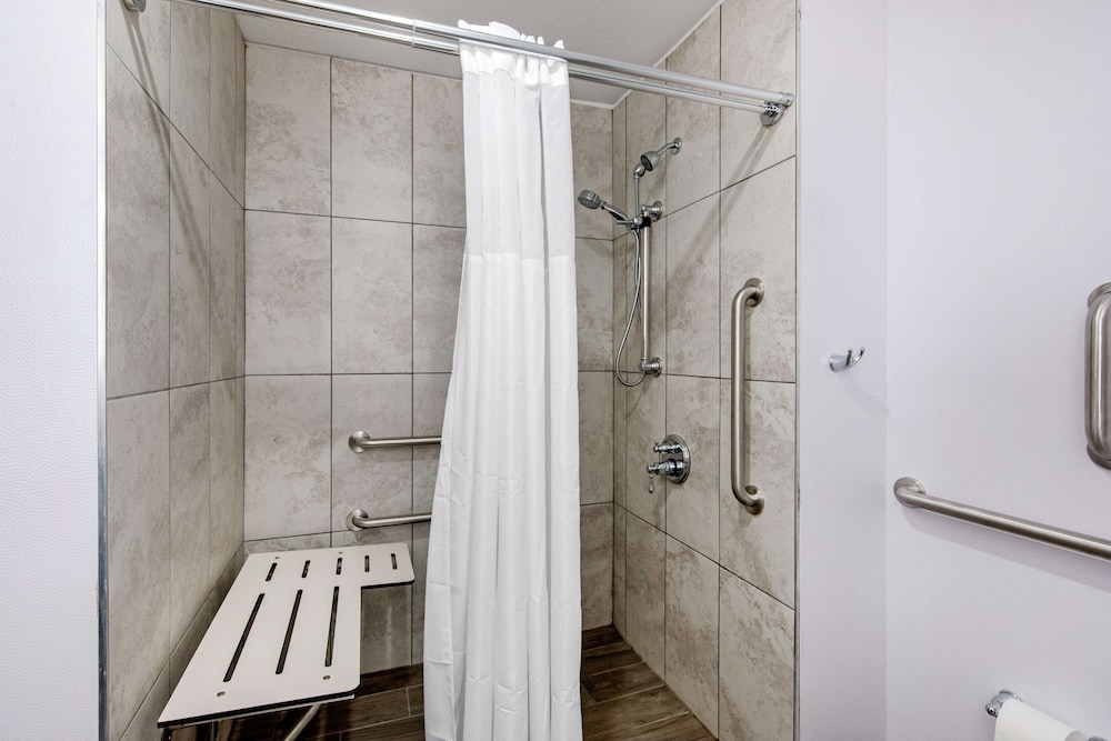Hampton Inn and Suites Ruidoso Downs 20/37