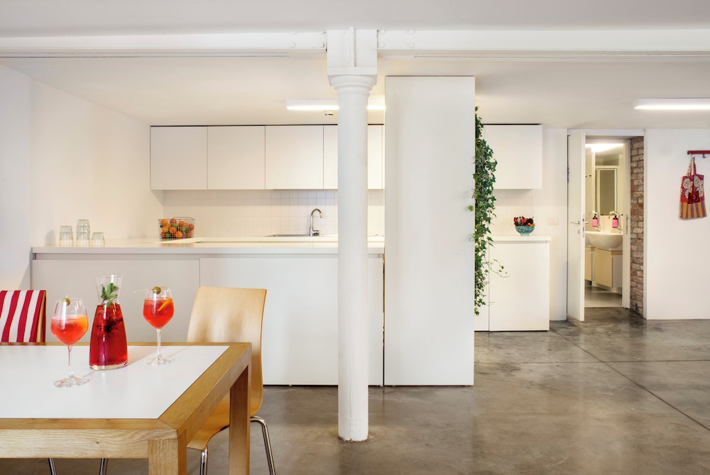 4 BEDROOMS, APARTMENT, KITCHEN