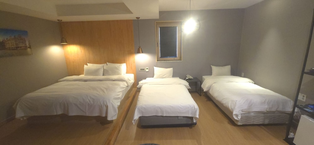 ROOM, QUADRUPLE
