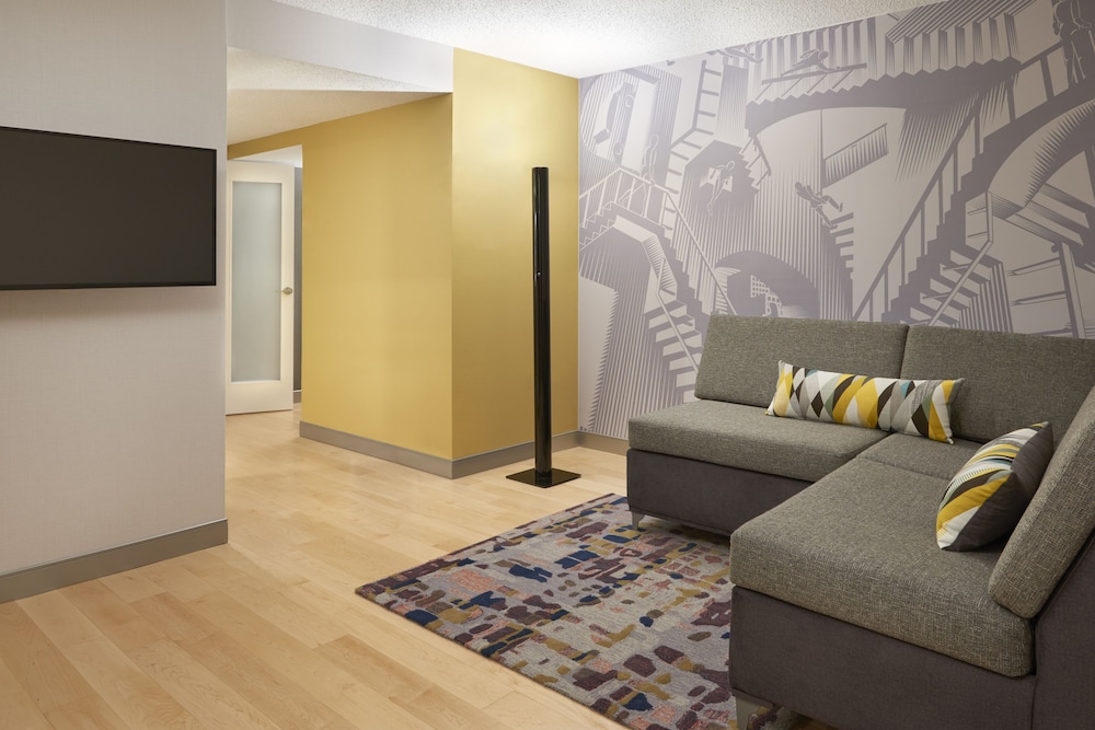 Hilton Toronto Airport Hotel & Suites 38/79