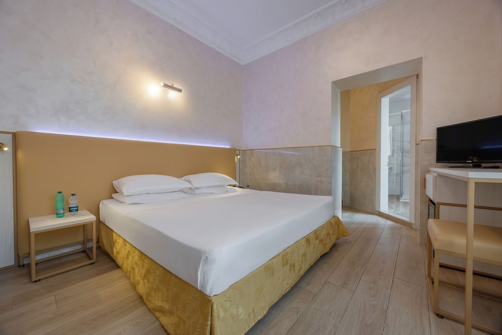ROOM, DOUBLE BED