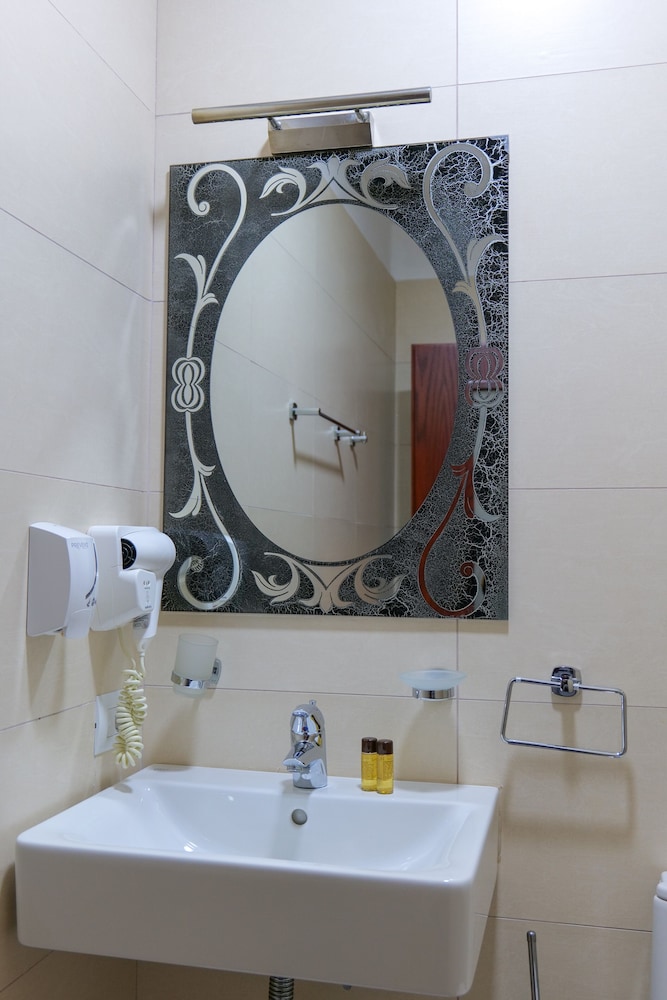 Bineri Hotel Gjirakastra 51/52