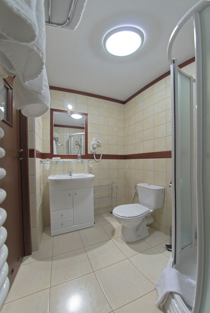 REDYK HOTEL 49/49