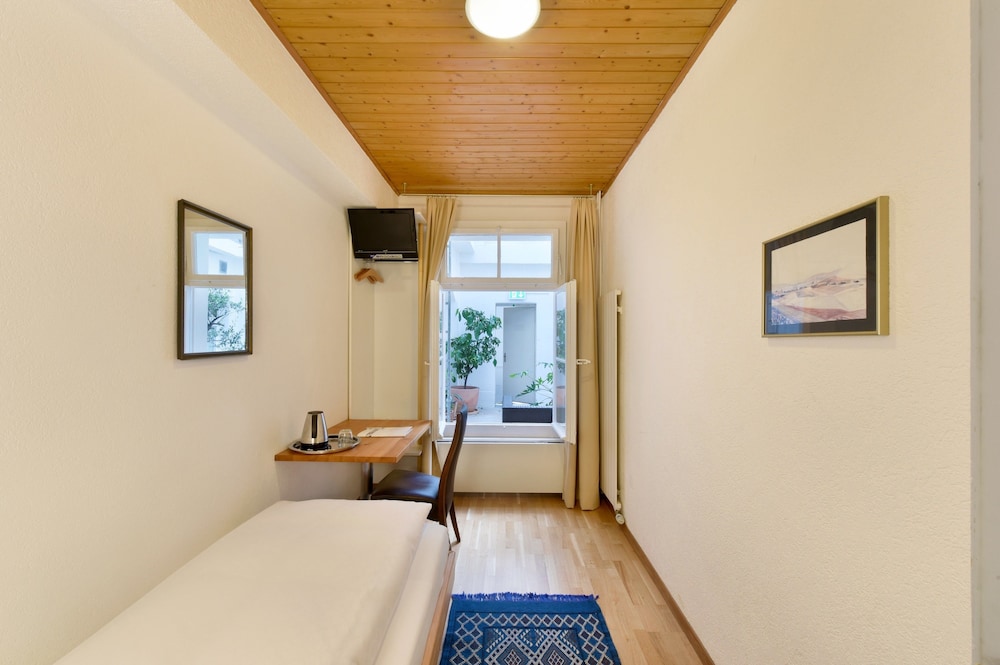ECONOMY, SINGLE, EXTERNAL BATHROOM