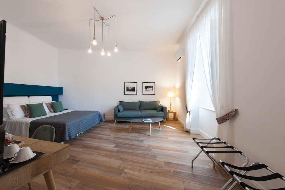 SANTA CHIARA BOUTIQUE HOTEL 55/73