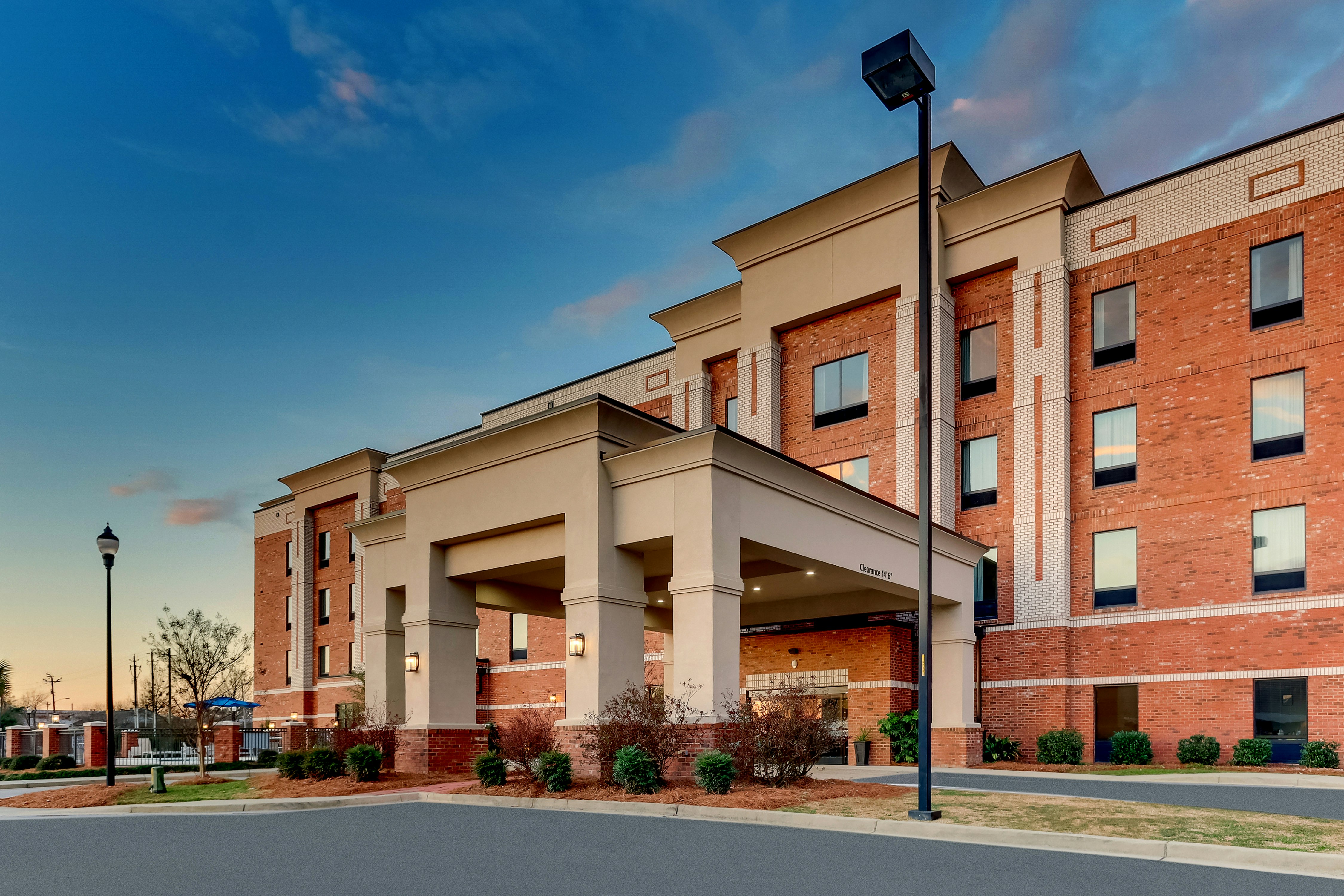 Hampton Inn & Suites Hartsville 72/76