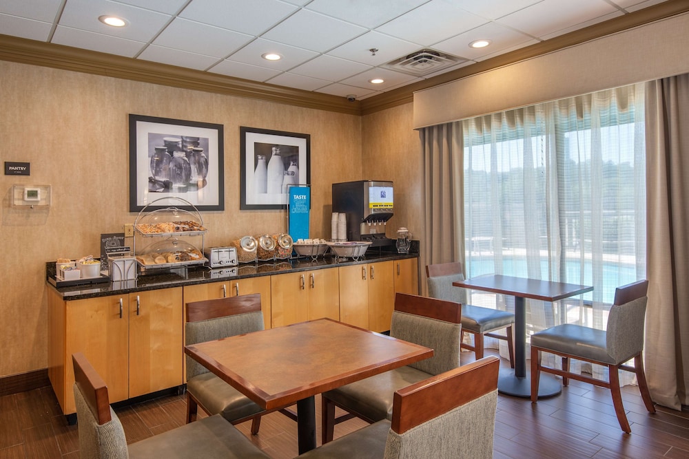 Hampton Inn Wilkesboro 27/50