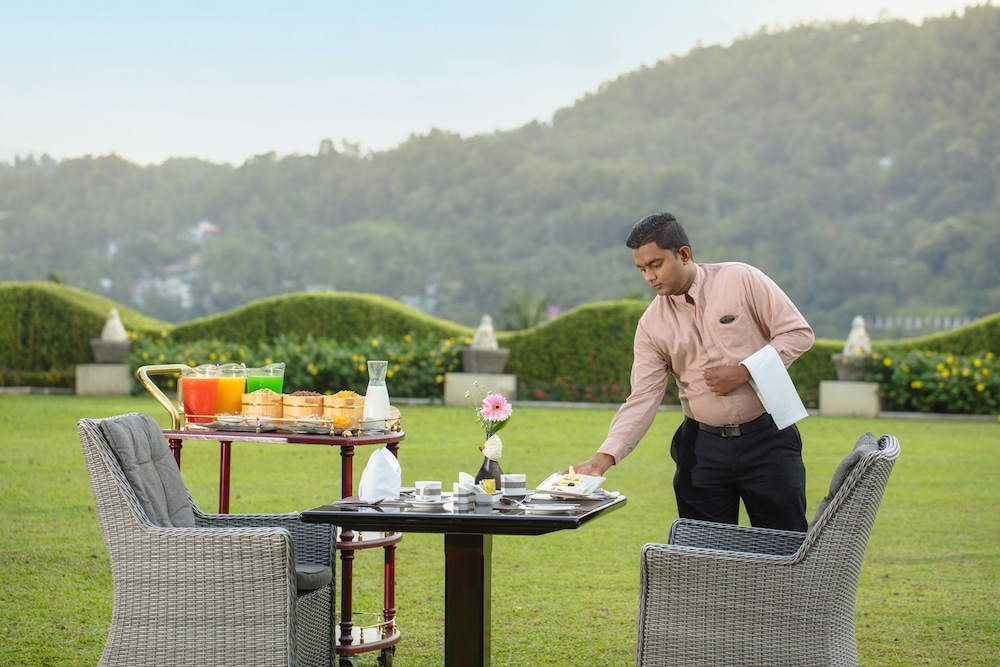 Earls Regency Hotel 5/43