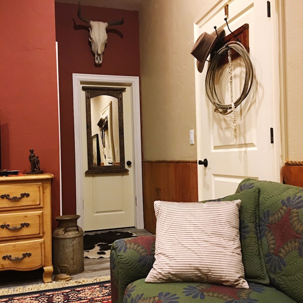 BarDew Valley Inn 3/48