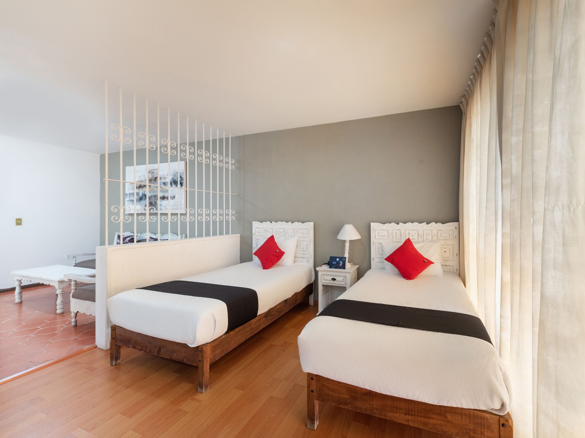 STUDIO, SUITE, TWIN BEDS