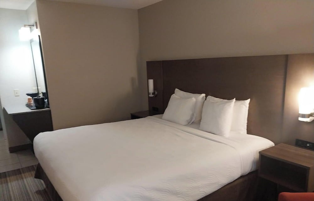 Country Inn & Suites by Radisson, Platteville, WI 21/48