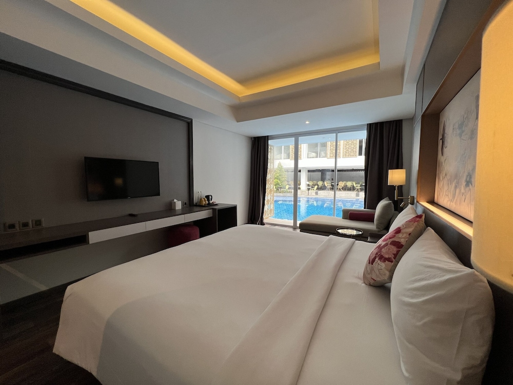 Sunday Hotel Arshika Sunset Road 25/60