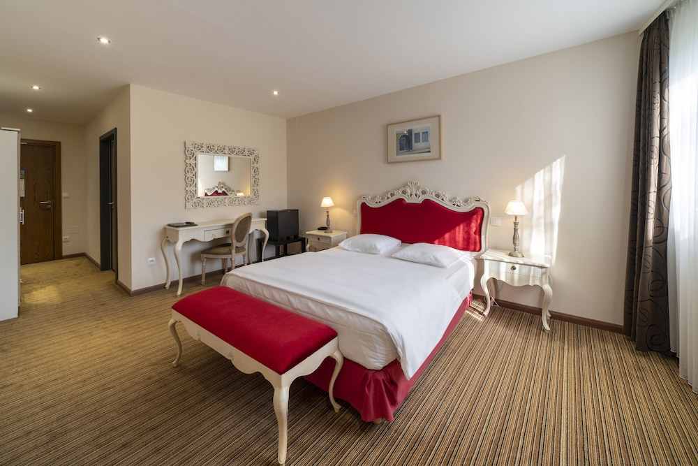 DELUXE, DOUBLE BED