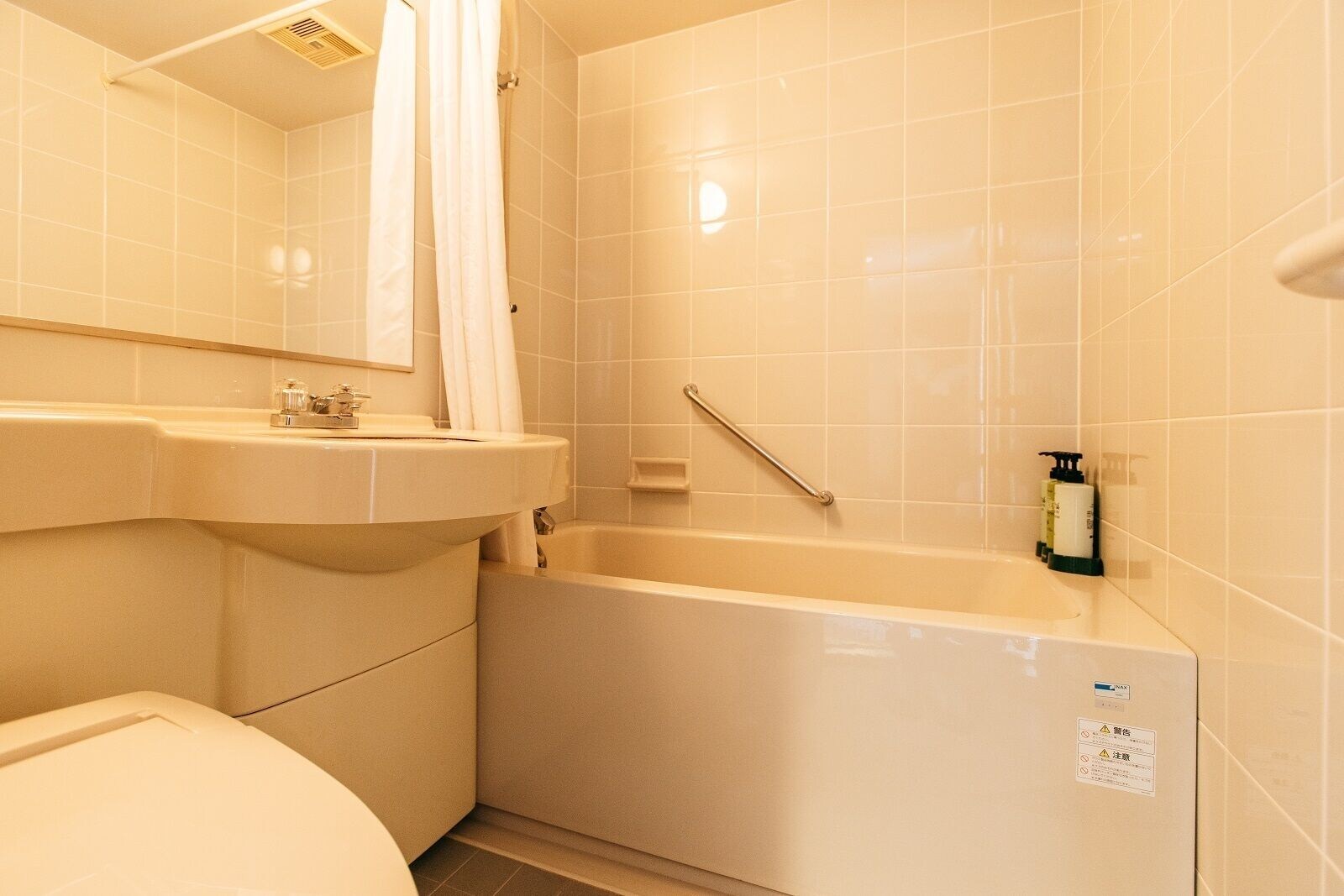 SUPERIOR, TWIN BEDS, BATHTUB