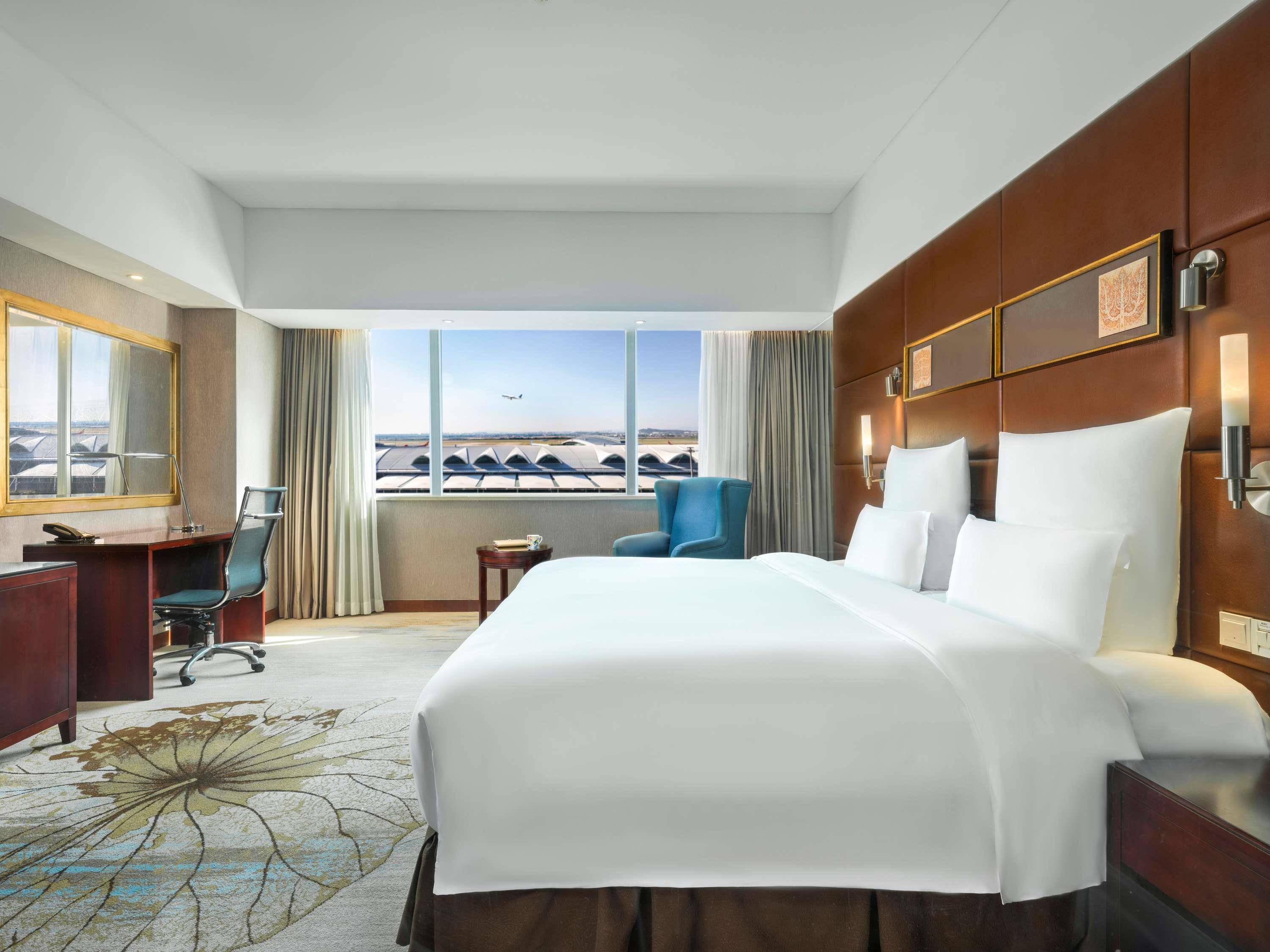 DELUXE, SUITE, KING BED, AIRPORT VIEW