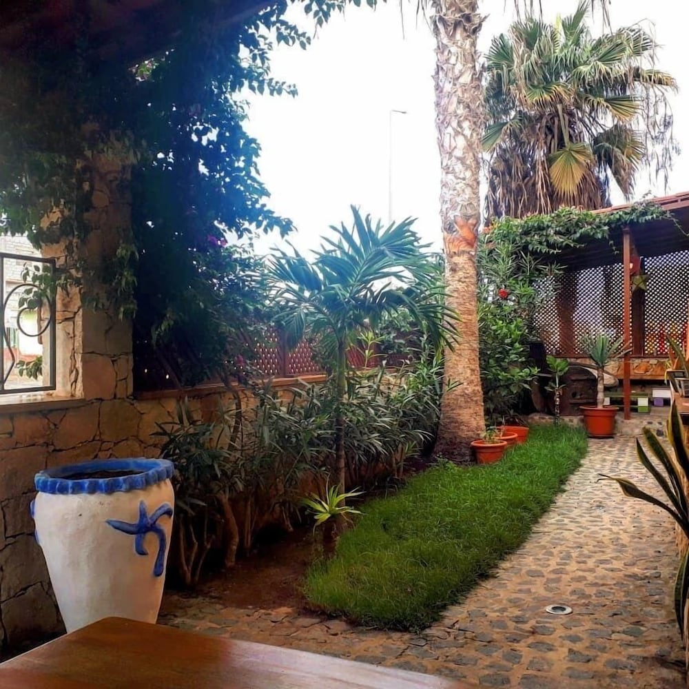 Sakaroule Bed And Breakfast 30/33