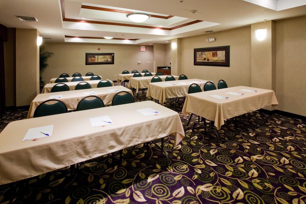 Holiday Inn Express Hotel and Suites Ada 48/57