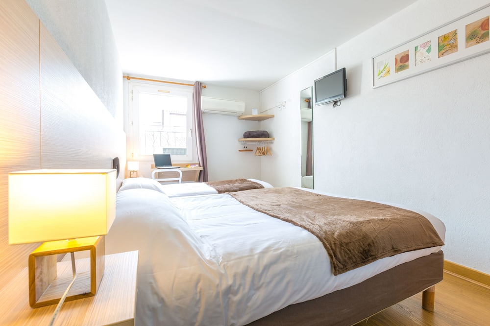 ROOM, TWIN BEDS