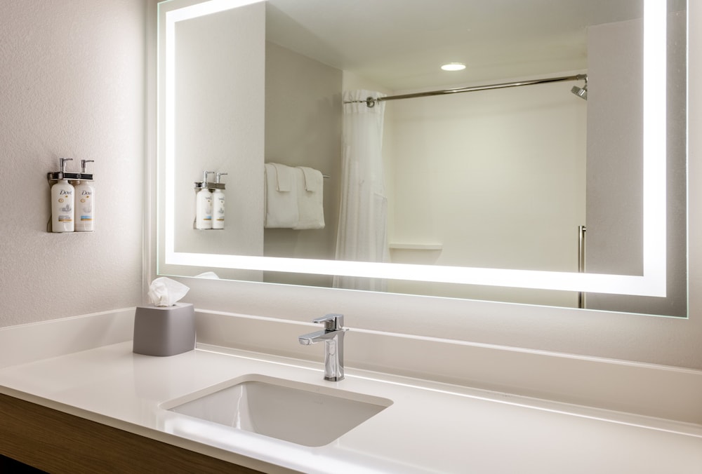 Holiday Inn Express Hotel and Suites Jackson - Flowood 70/71