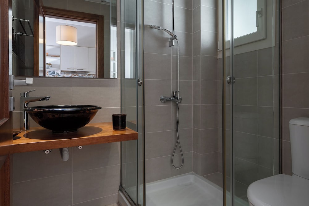 Lemonia Accommodations 50/50