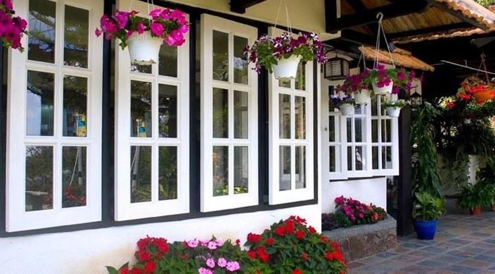 Hillview Inn 2/34