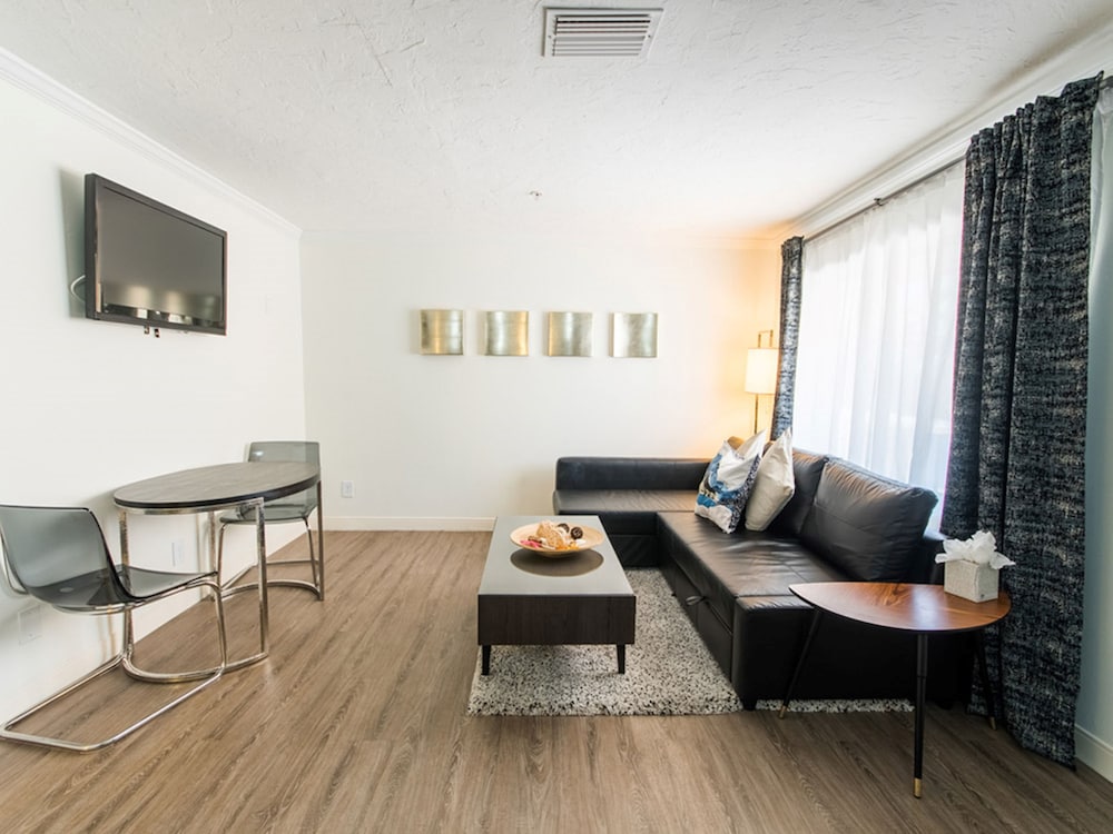 Hibiscus Suites - Gateway to Siesta Key 26/44
