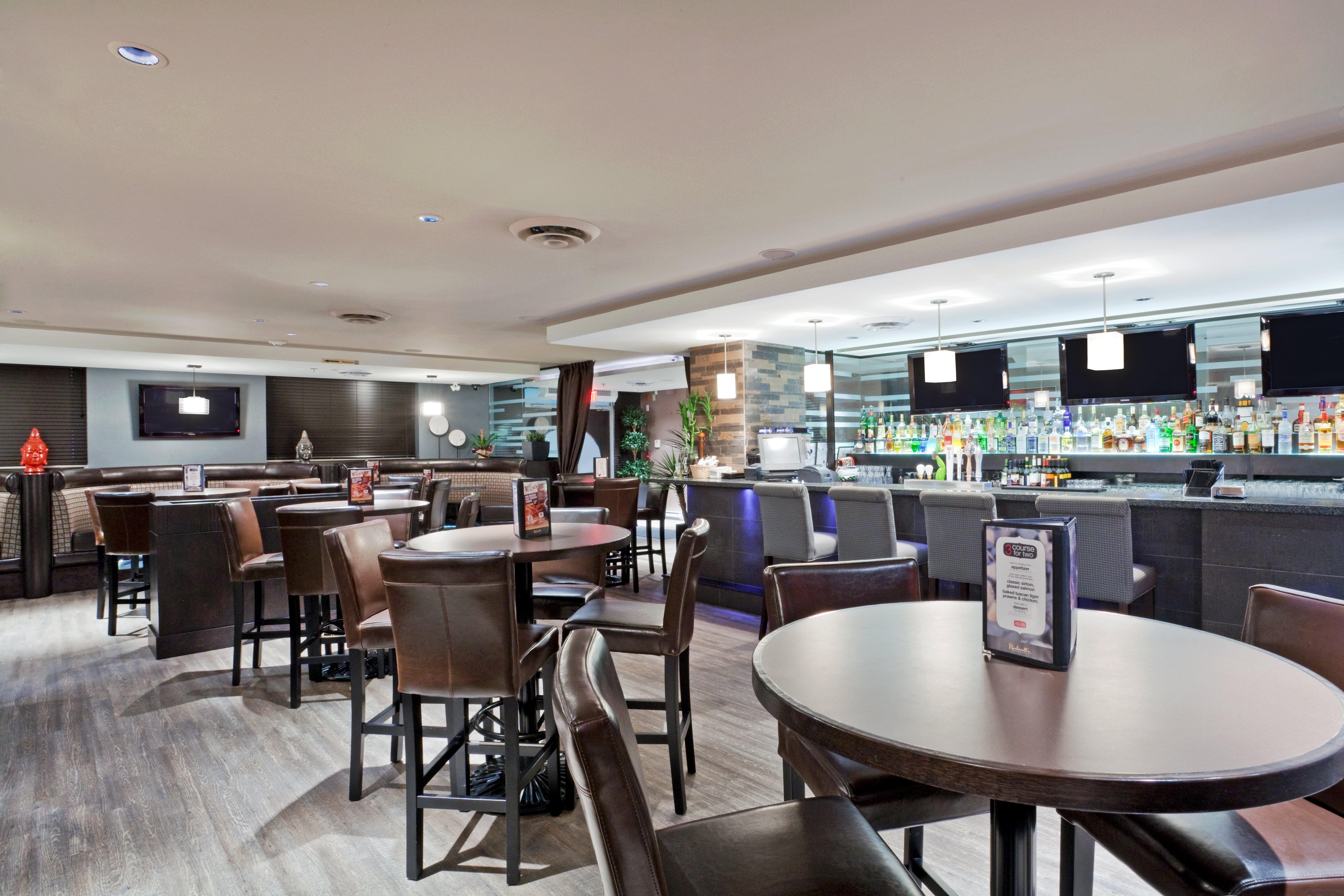 Holiday Inn Hotel Suites Surrey East Cloverdale 55/75
