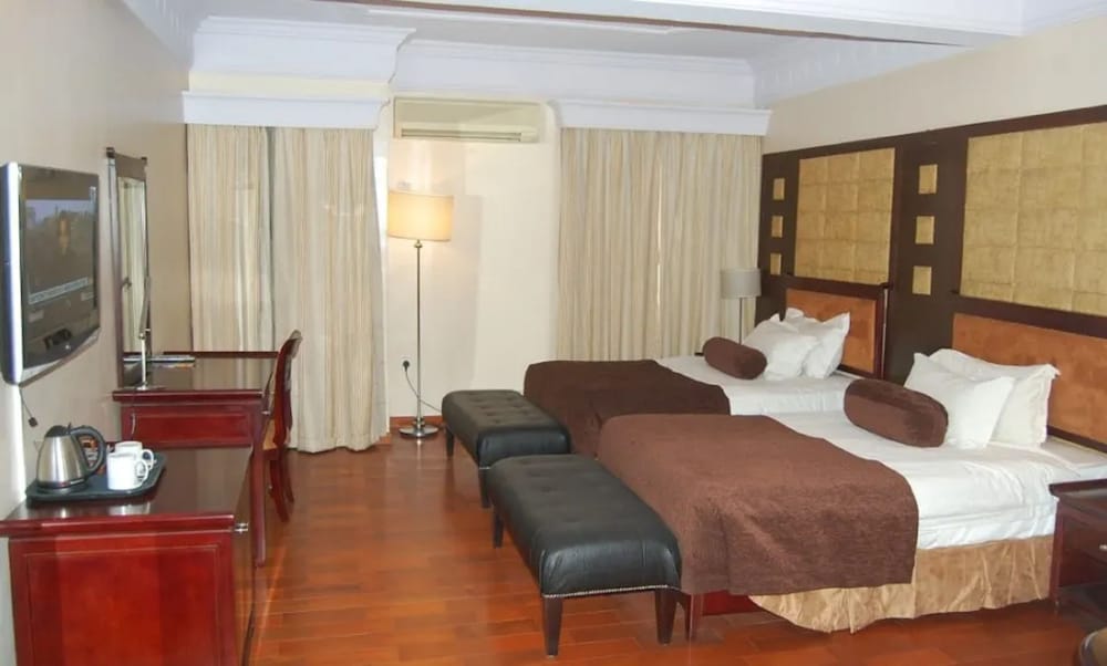 Golden Tulip Owu Crown Ibadan 11/45