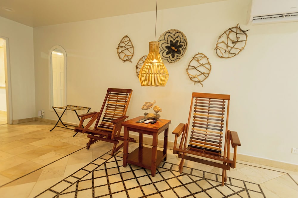 Colonial, King Bed, Beach Front