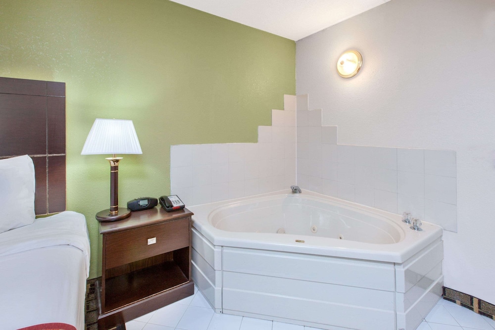 Days Inn & Suites by Wyndham Madison Heights MI 7/20
