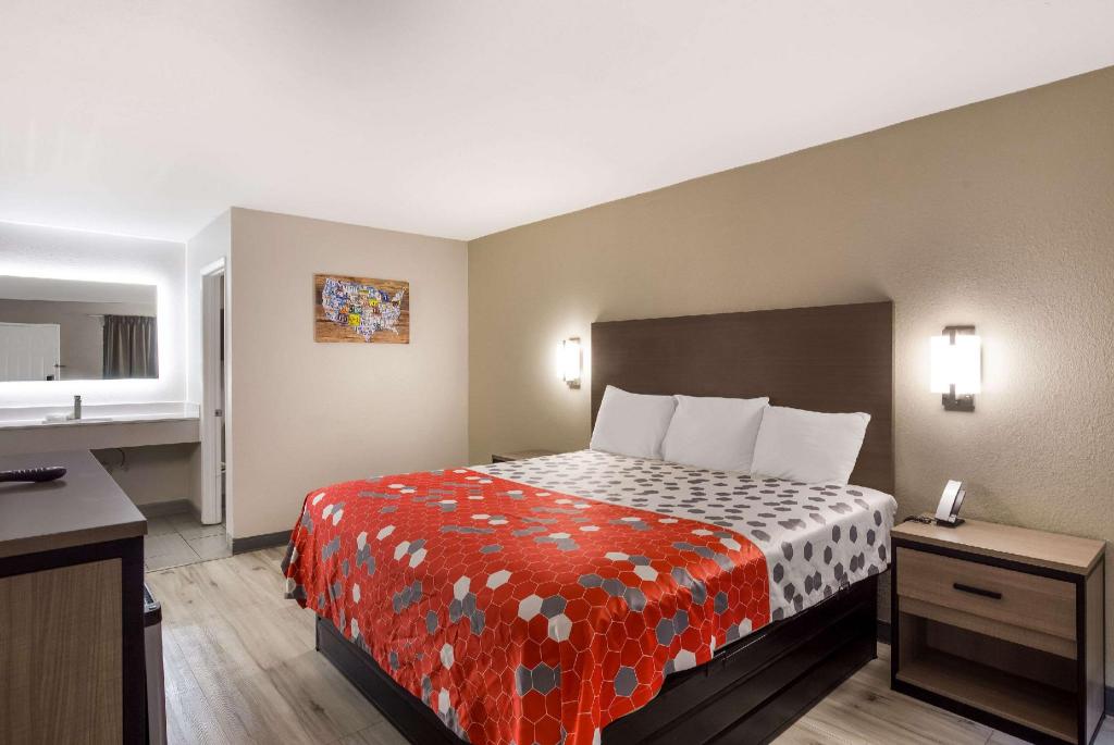 ROOM, KING BED