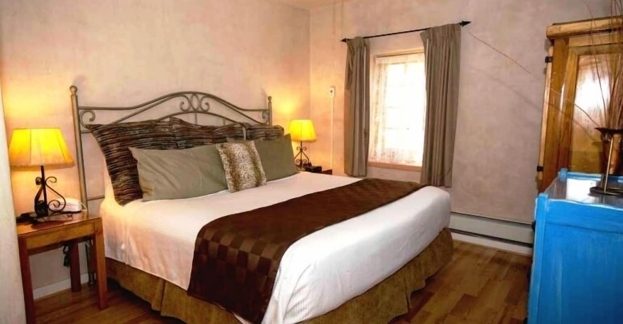 2 Rooms, Suite, King Bed, Queen Murphy Bed