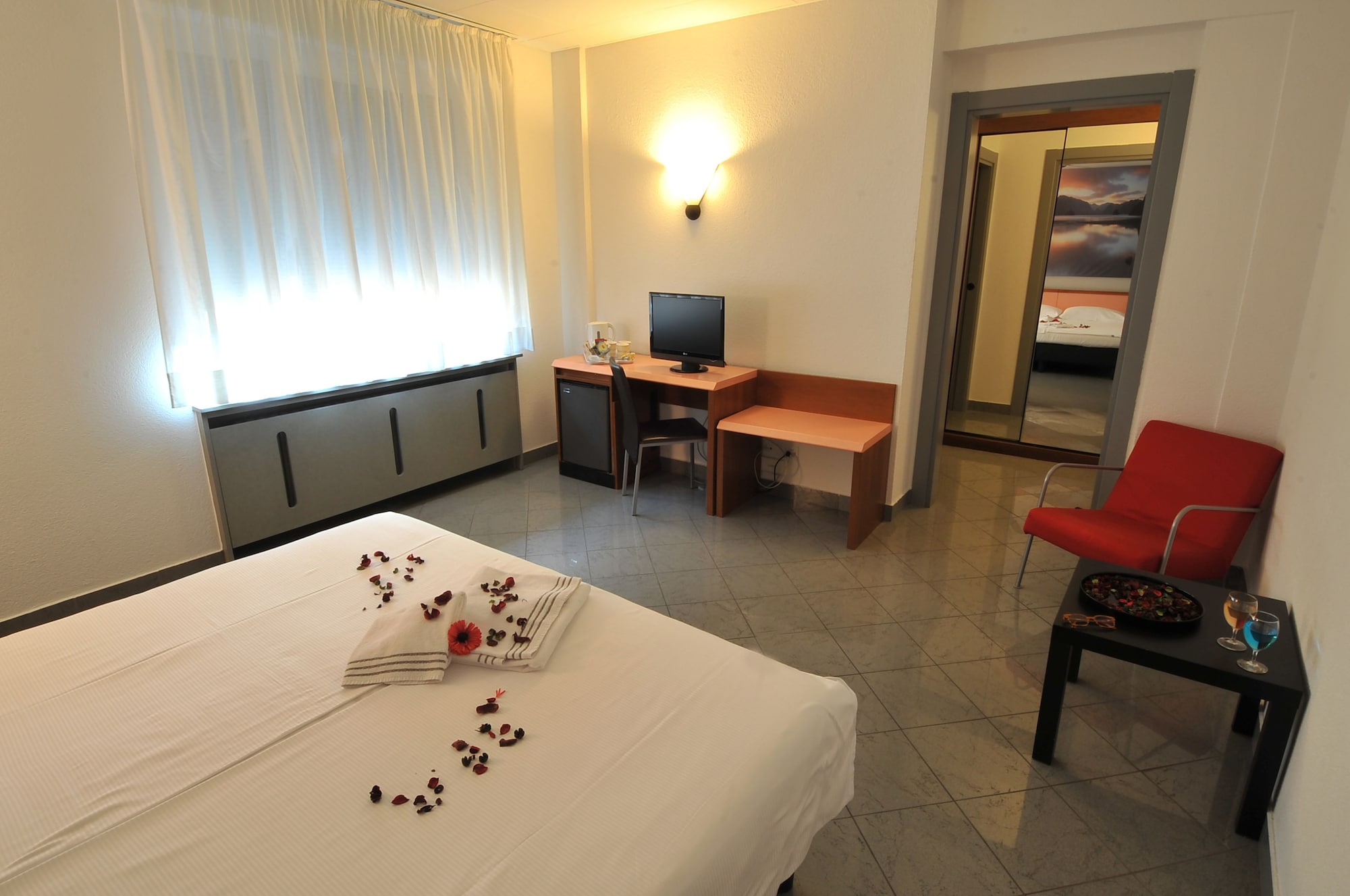 ROOM, TWIN BEDS