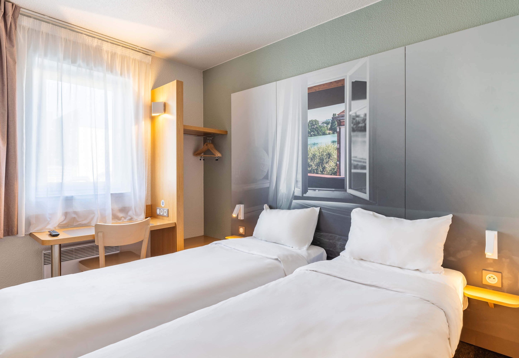 Room at B&B Hotel Lyon Saint Bonnet Mid Plaine, SAINT-BONNET-DE-MURE