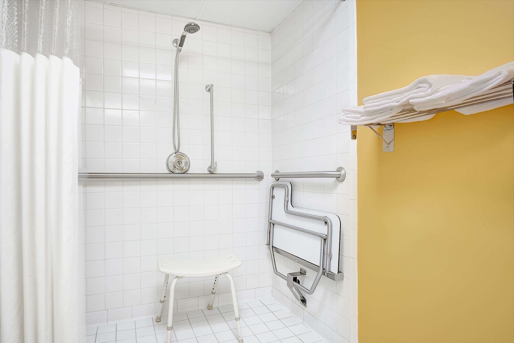 Days Inn By Wyndham Burlington East 14/31