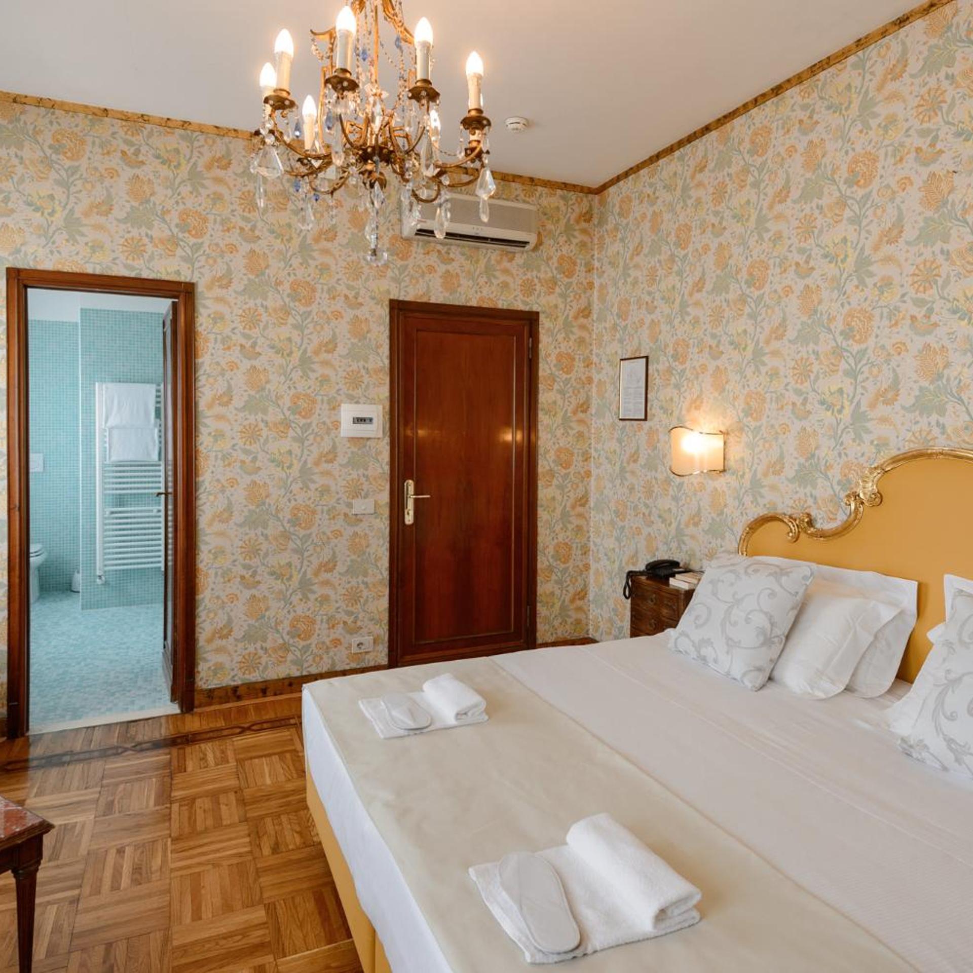 Room, Double or Twin Bed, Hot Tub