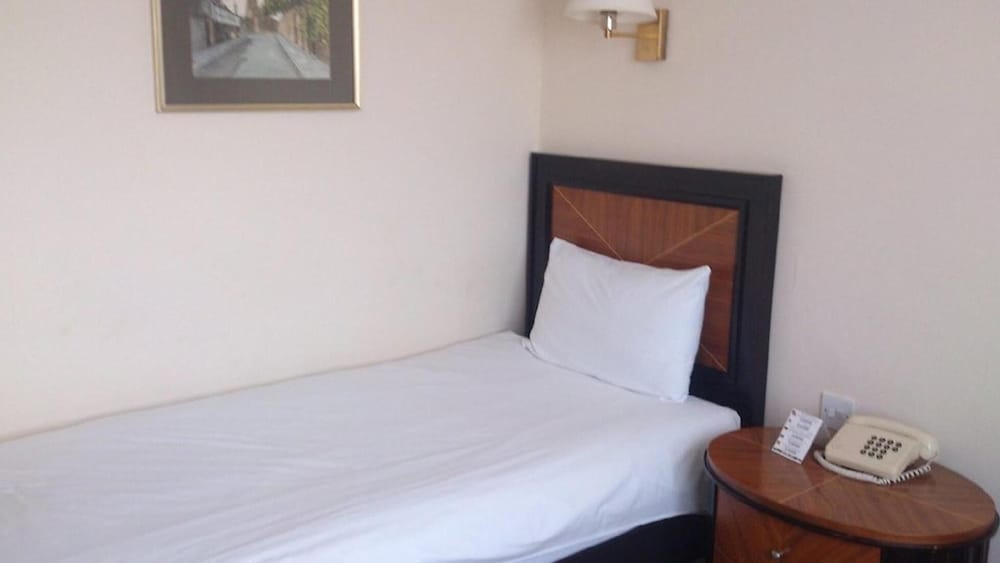ROOM, SINGLE