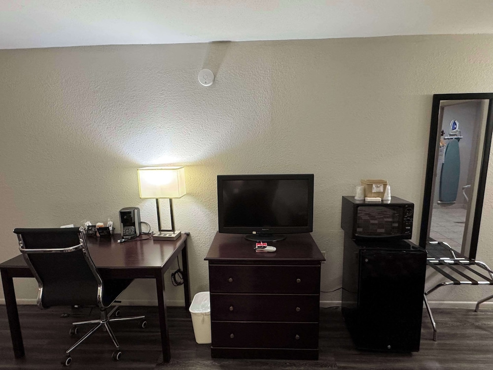 Econo Lodge Childress, TX 34/51