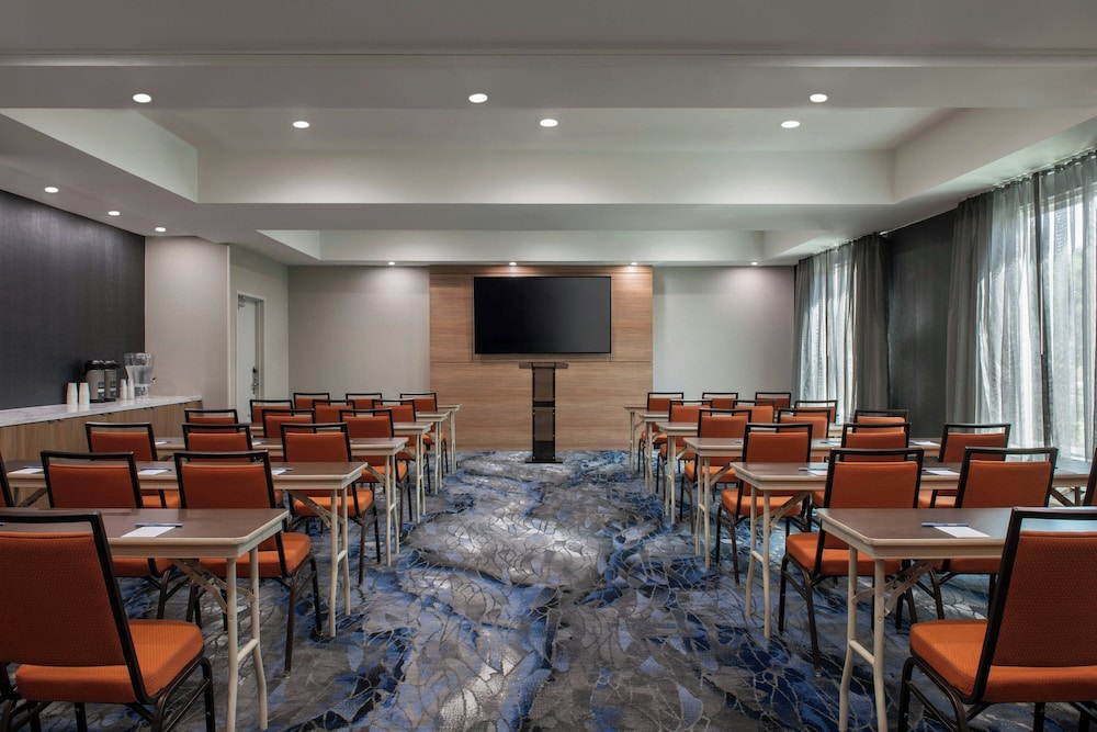 Fairfield Inn Suites By Marriott Oakland Hayward 34/48