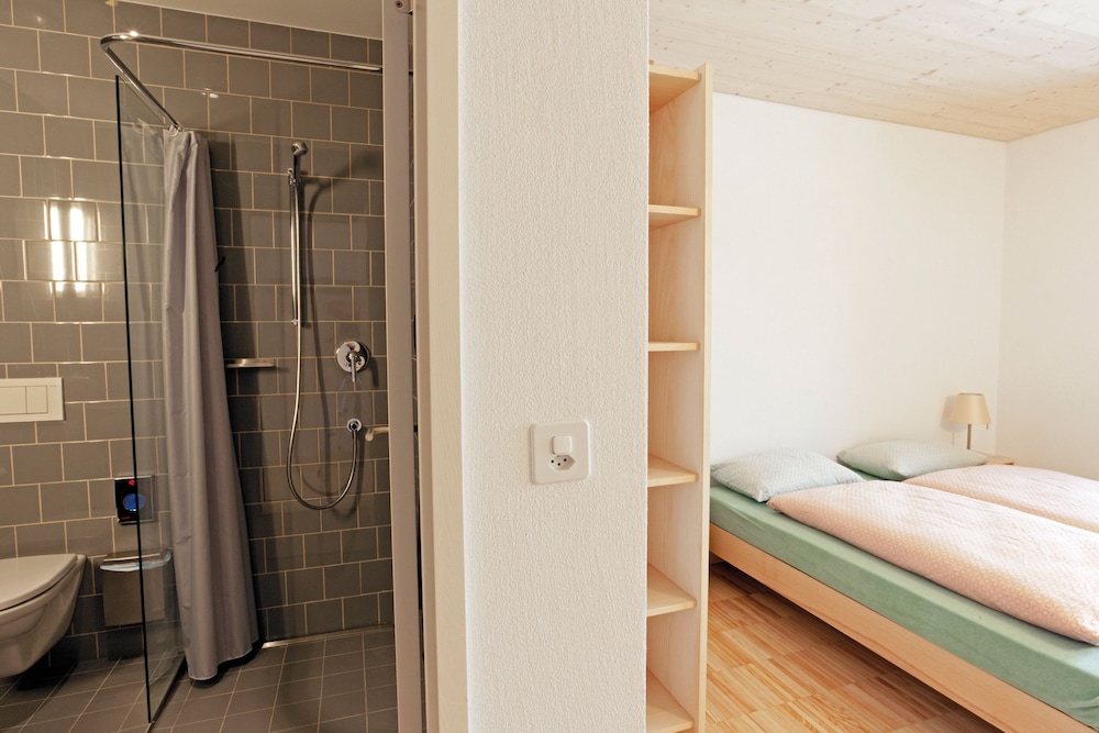 Youth Hostel 13/63