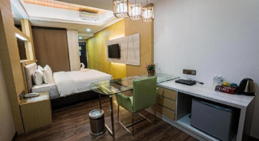 JC Mark Hotel 52/53
