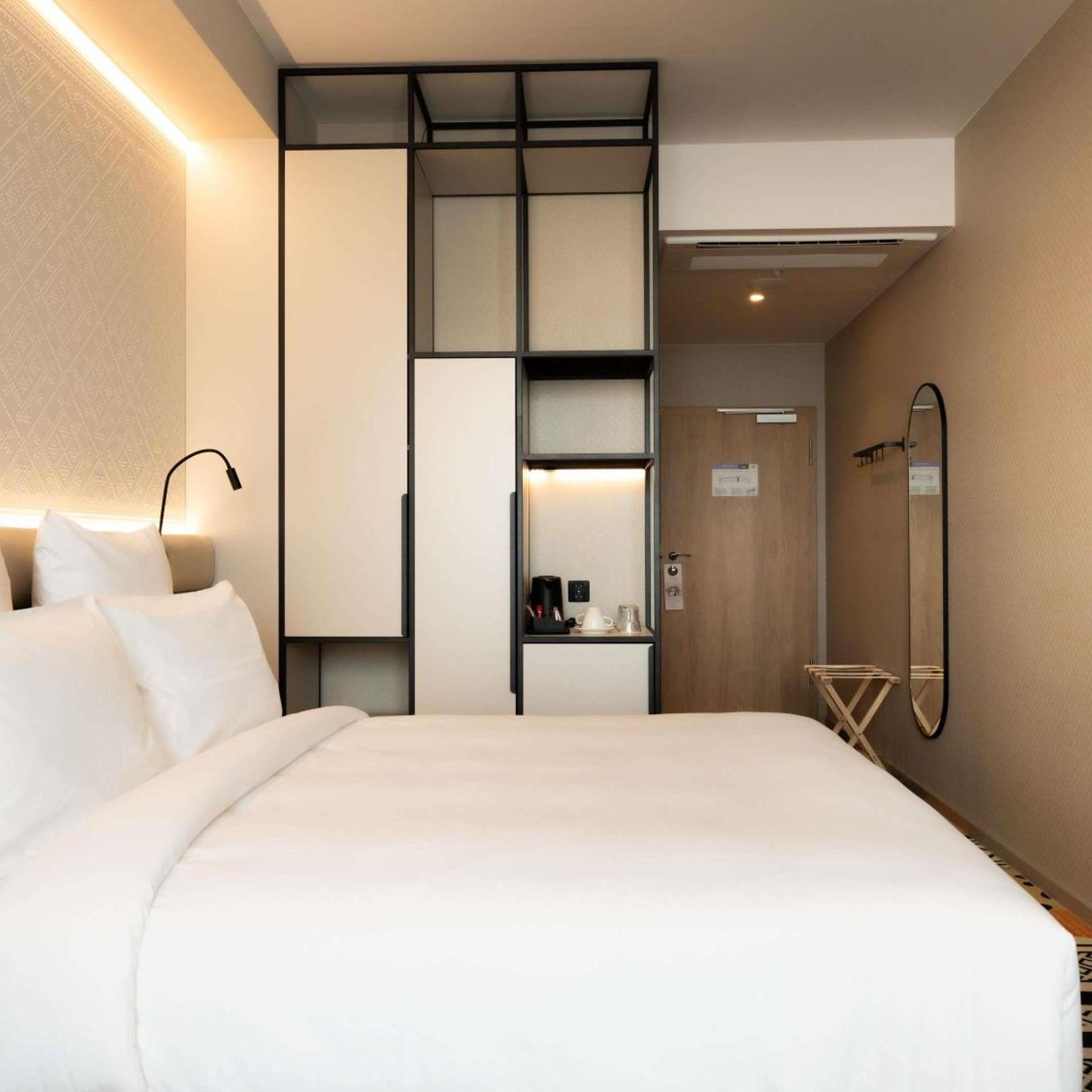 Classic, Queen Bed, Mountain View
