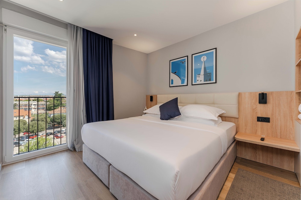 DELUXE, APARTMENT
