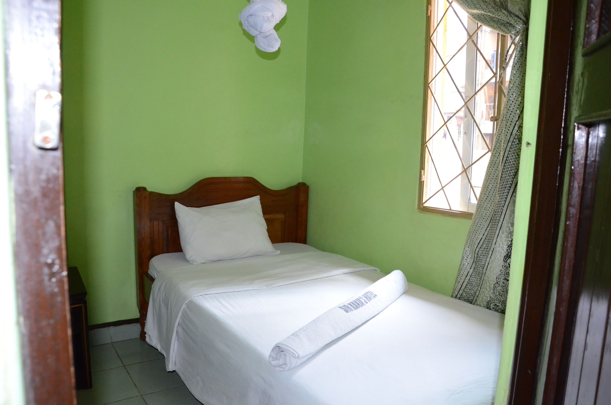 ROOM, SINGLE