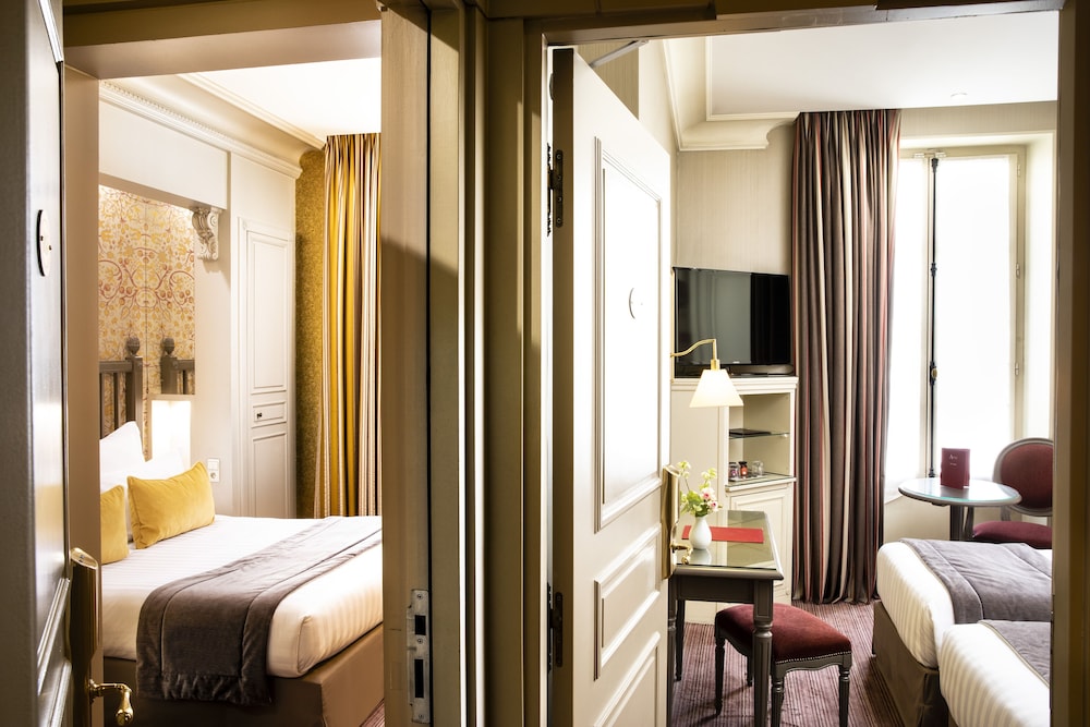 2 BEDROOMS, QUADRUPLE