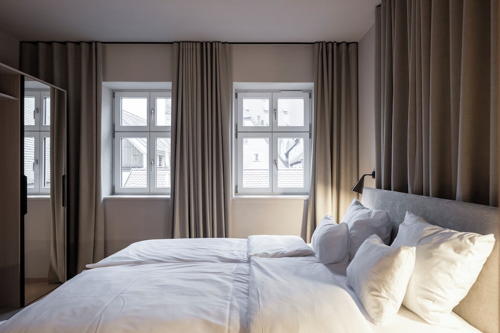 City, Apartment, Queen Bed